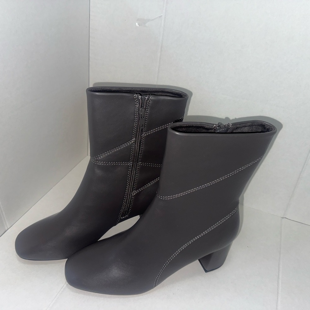 Bella Vita Women's Harp Boots, Grey. Size 9 1/2 W.     (#138)
